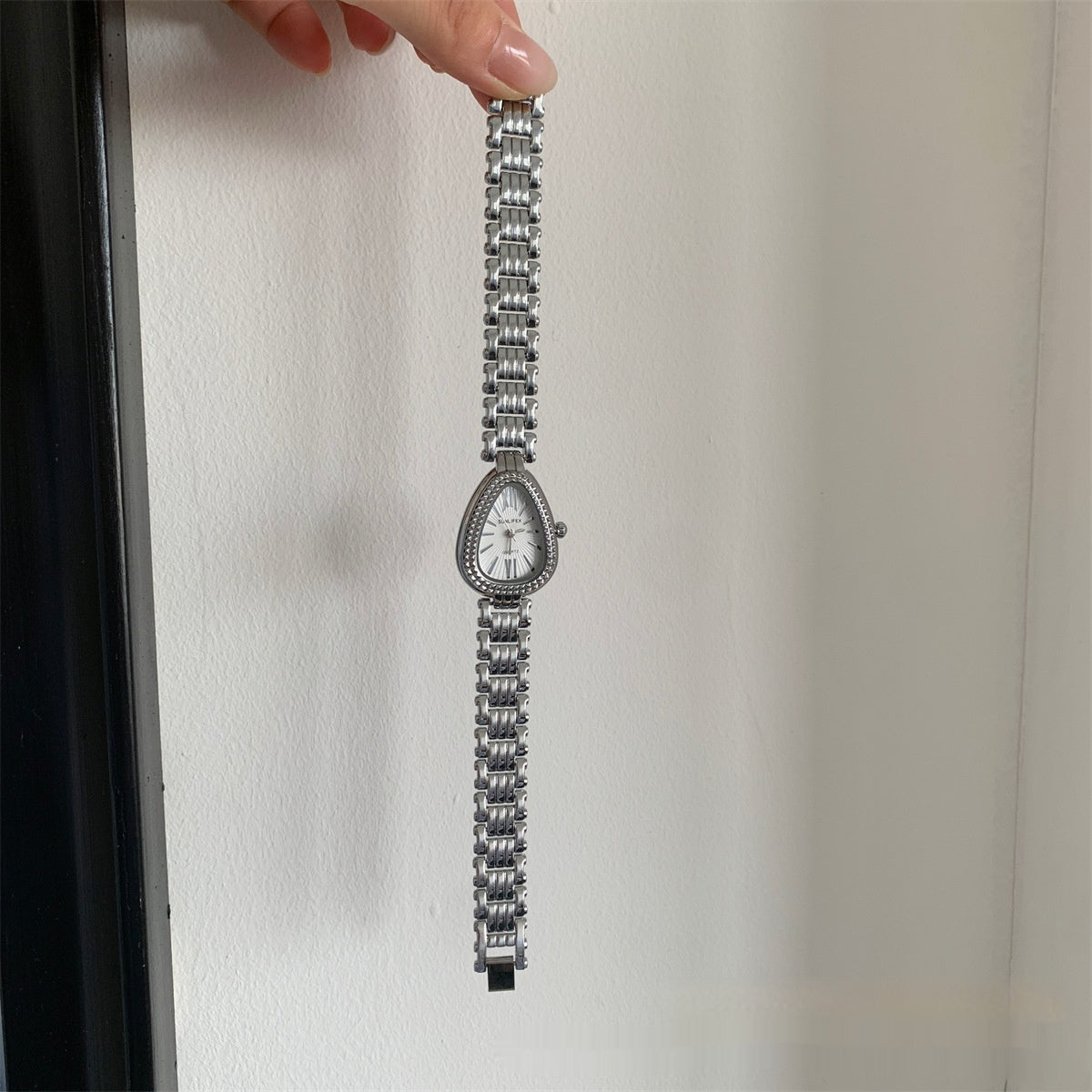 Modern Snake Head Gorgeous Chain Watch Women