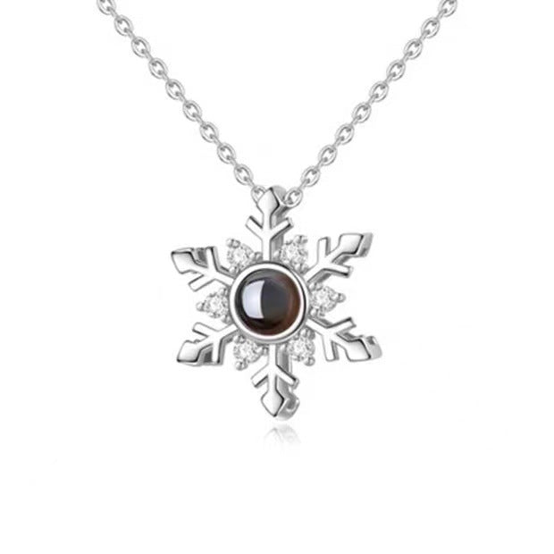 Exquisite and noble snowflake inlaid zircon design projection necklace