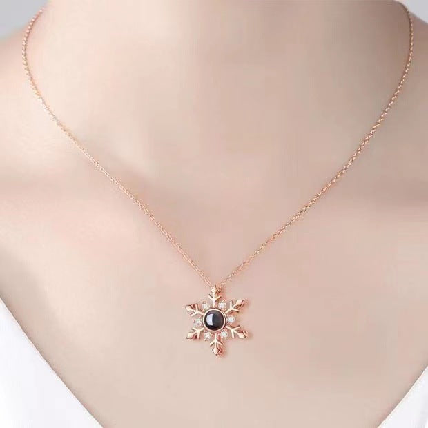 Exquisite and noble snowflake inlaid zircon design projection necklace