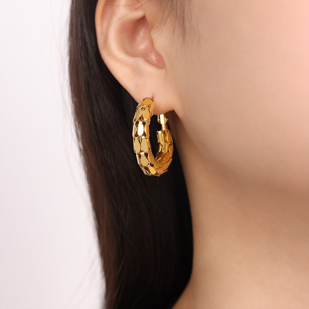 18K gold exquisite and fashionable C-shaped design light luxury style earrings