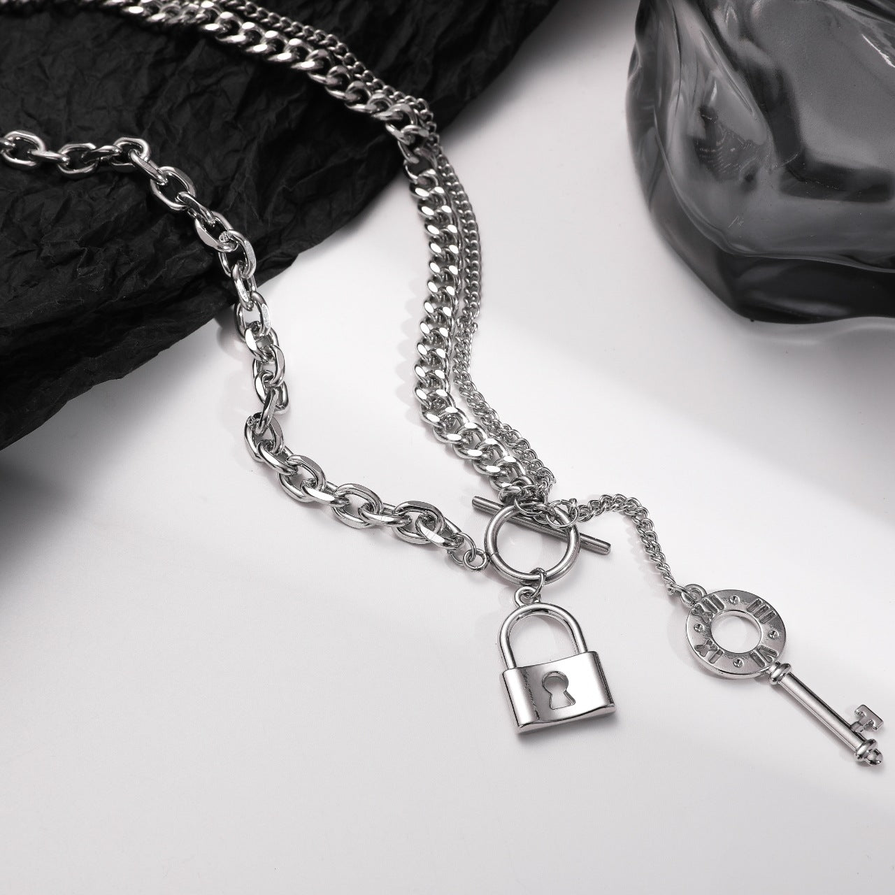 Trendy fashion OT clasp with key and lock design pendant necklace