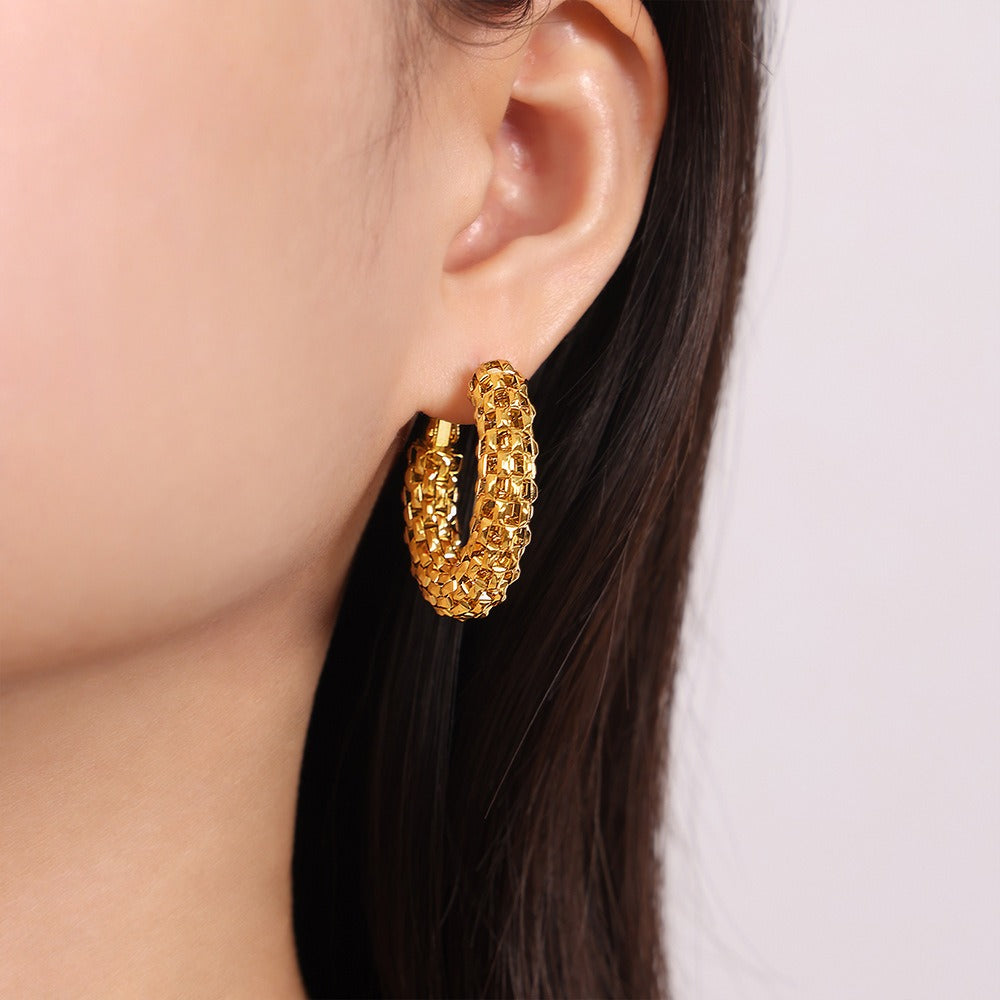 18K gold exquisite and fashionable C-shaped design light luxury style earrings